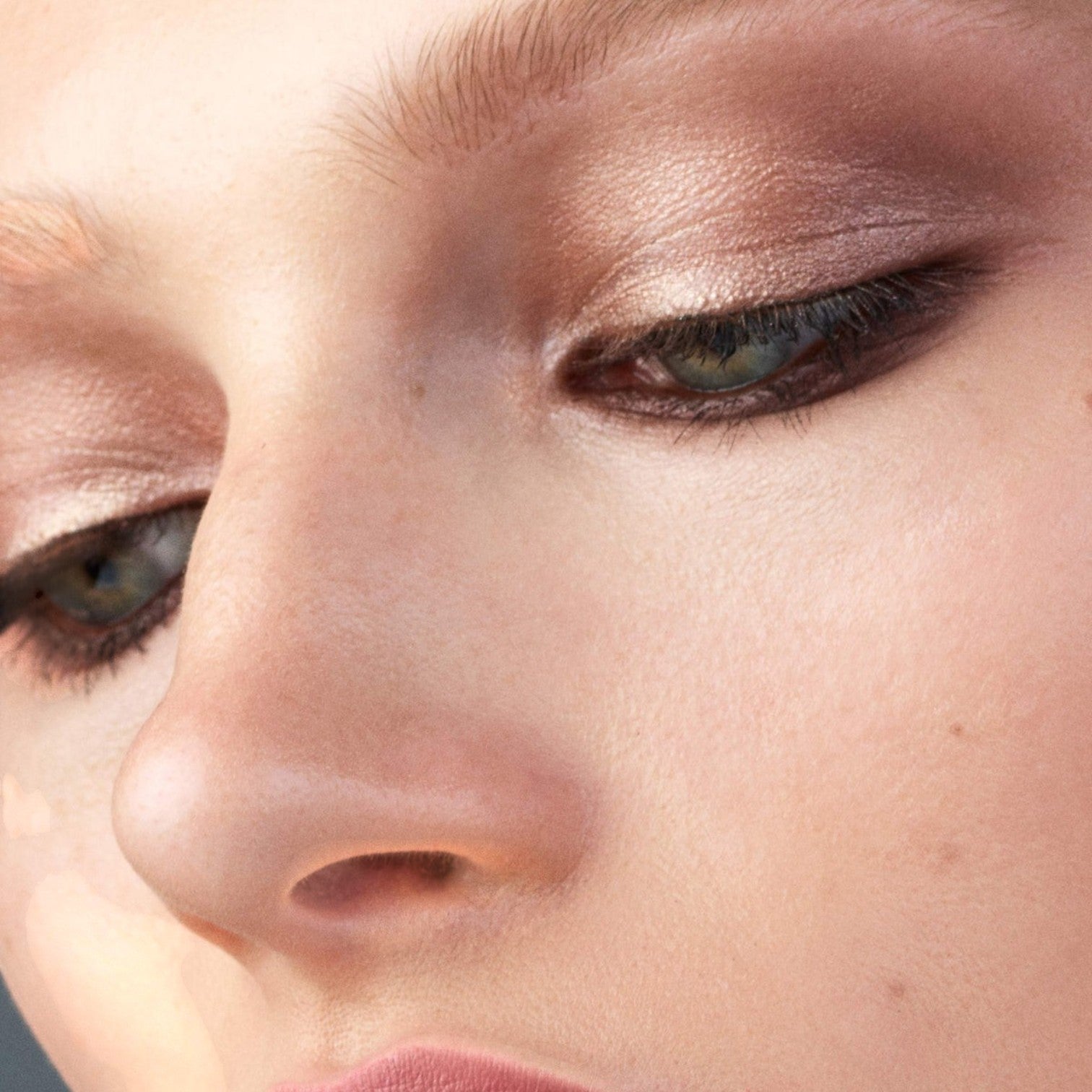 Shop Rescue Spa Eye Pods Les Jours eyeshadow applied on a model showing a luminous, soft brown cream-powder finish.