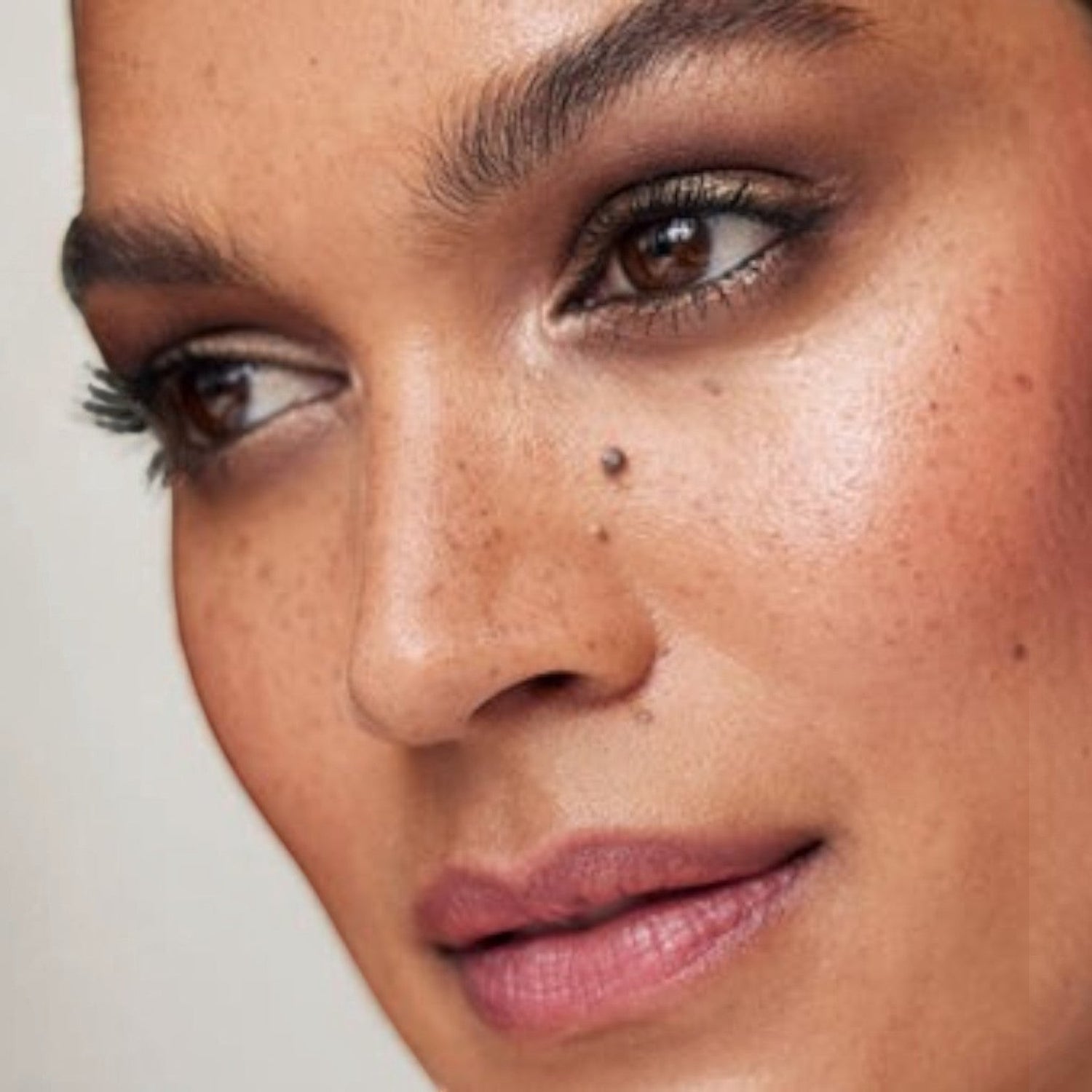 Shop Rescue Spa Rendez-Vous Eye Pods Shadow in earthy tones with gold shimmer. Cream-powder formula.