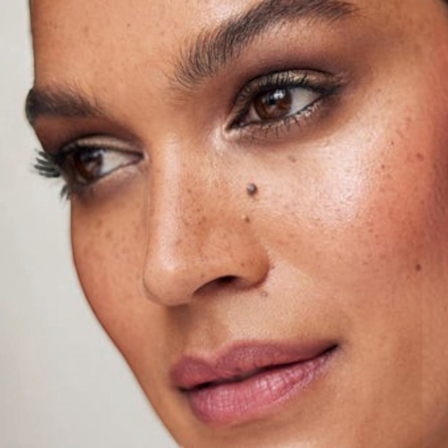 Shop Rescue Spa Rendez-Vous Eye Pods Shadow in earthy tones with gold shimmer. Cream-powder formula.