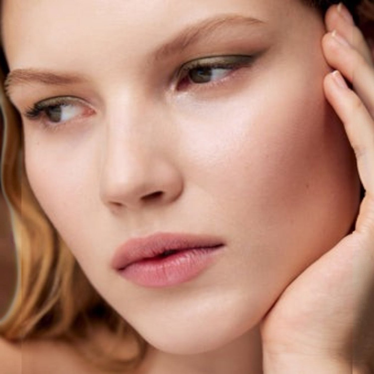 Shop Rescue Spa Rendez-Vous Eye Pods Shadow in earthy green shade, creamy-powder formula.
