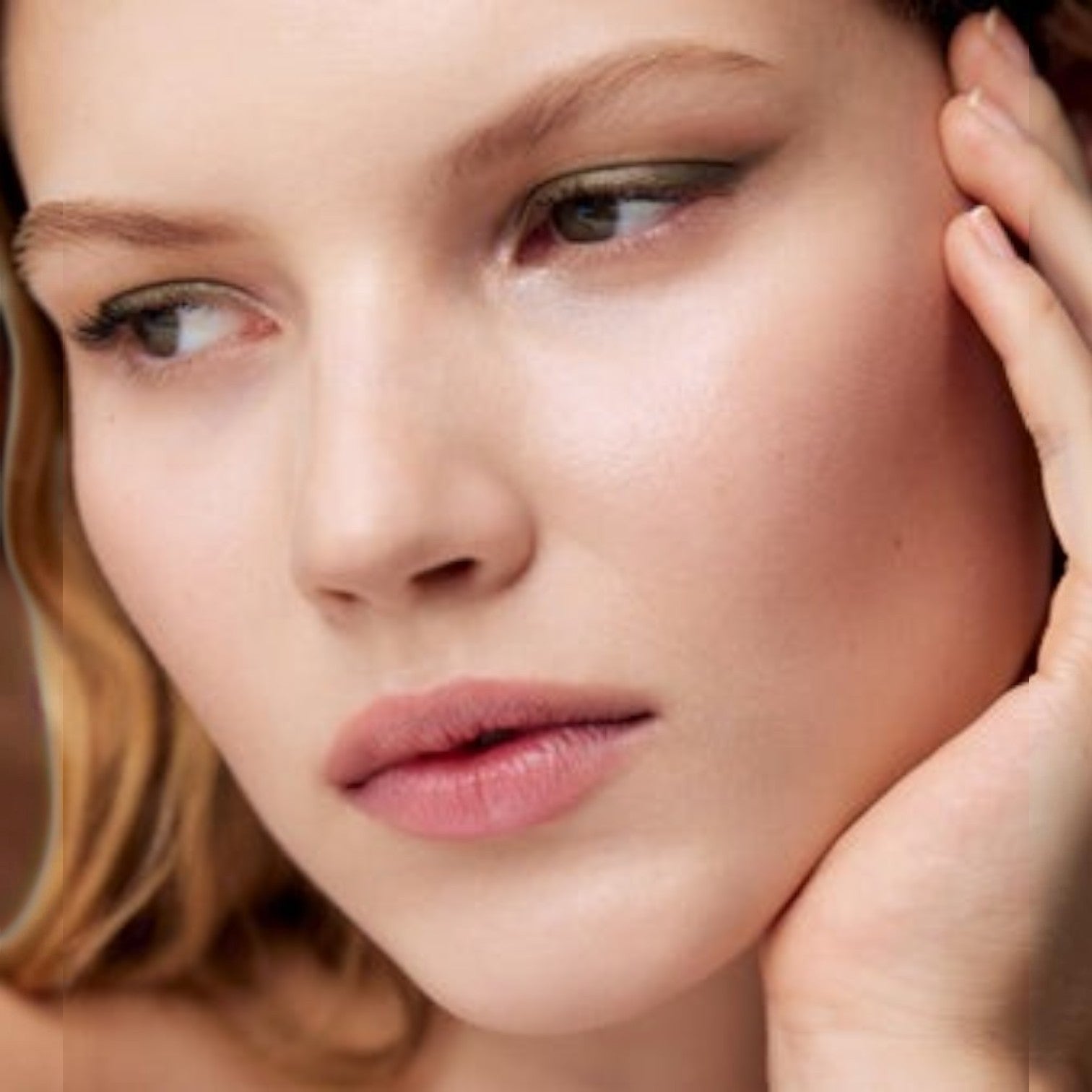 Shop Rescue Spa Rendez-Vous Eye Pods Shadow in earthy green shade, creamy-powder formula.