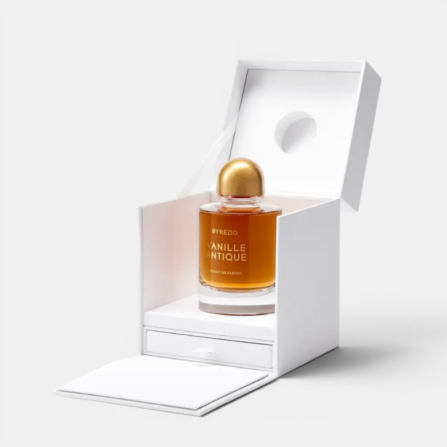 Shop Rescue Spa Vanille Antique Extrait De Parfum amber glass bottle with gold cap in white box. Notes of freesia, plum, amber, cashmere woods, oud, tuberose, vanilla, cistus oil.