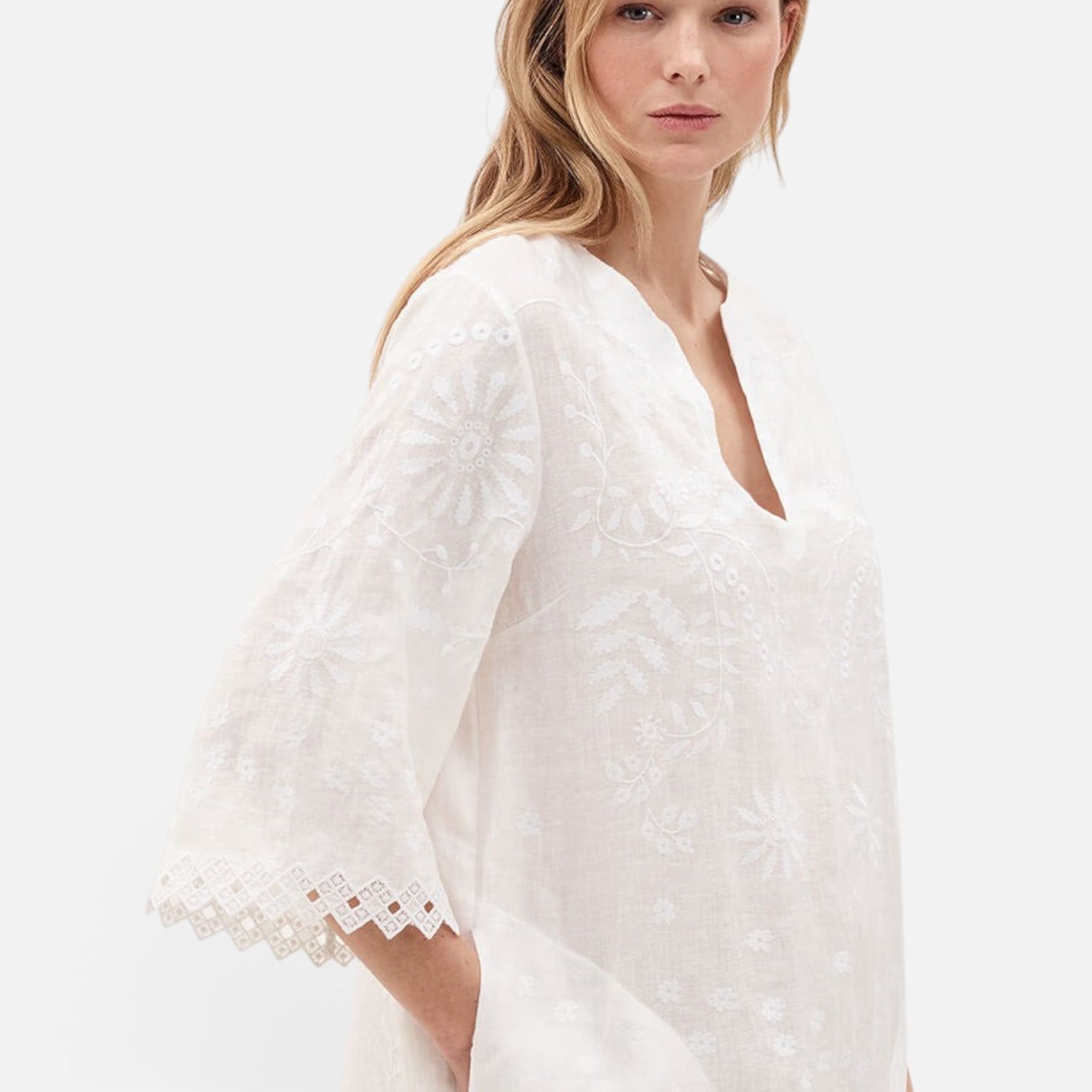 Shop Rescue Spa Aigue-Marine white embroidered linen short dress with V-neck and wide 3/4 sleeves