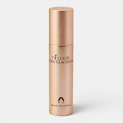 Valmont Serum Merveilleux positioned upright with a white background in a golden bottle. A serum that remineralizes, boosts radiance, smooths and firms.